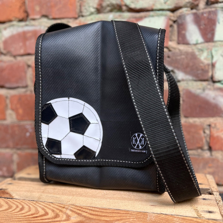 Umhängetasche aus Feuerwehrschlauch mit Fußball Patch