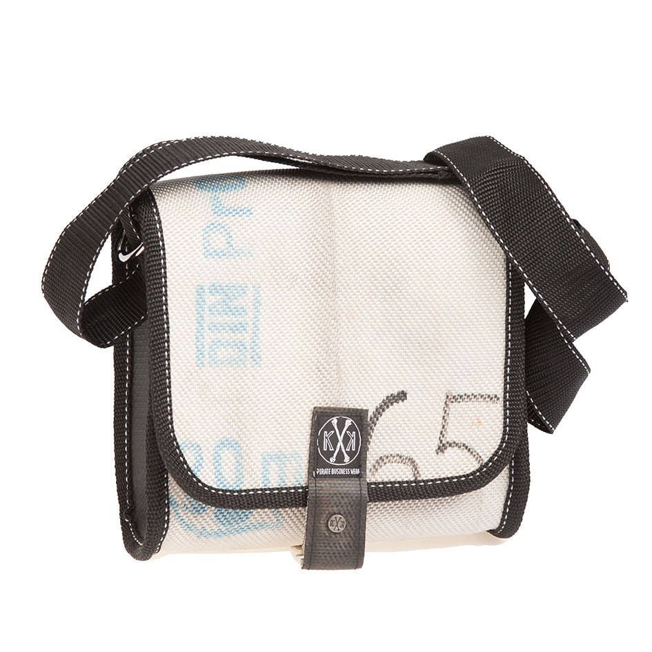 “Thekla” – stylische Feuerwehrschlauch-Tasche für modebewusste Nachhaltigkeitsfans.