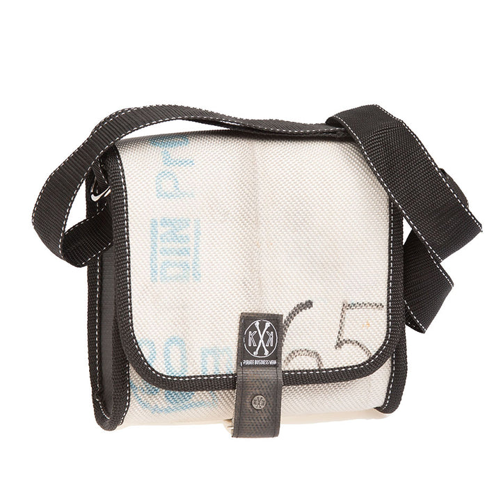 “Thekla” – stylische Feuerwehrschlauch-Tasche für modebewusste Nachhaltigkeitsfans.