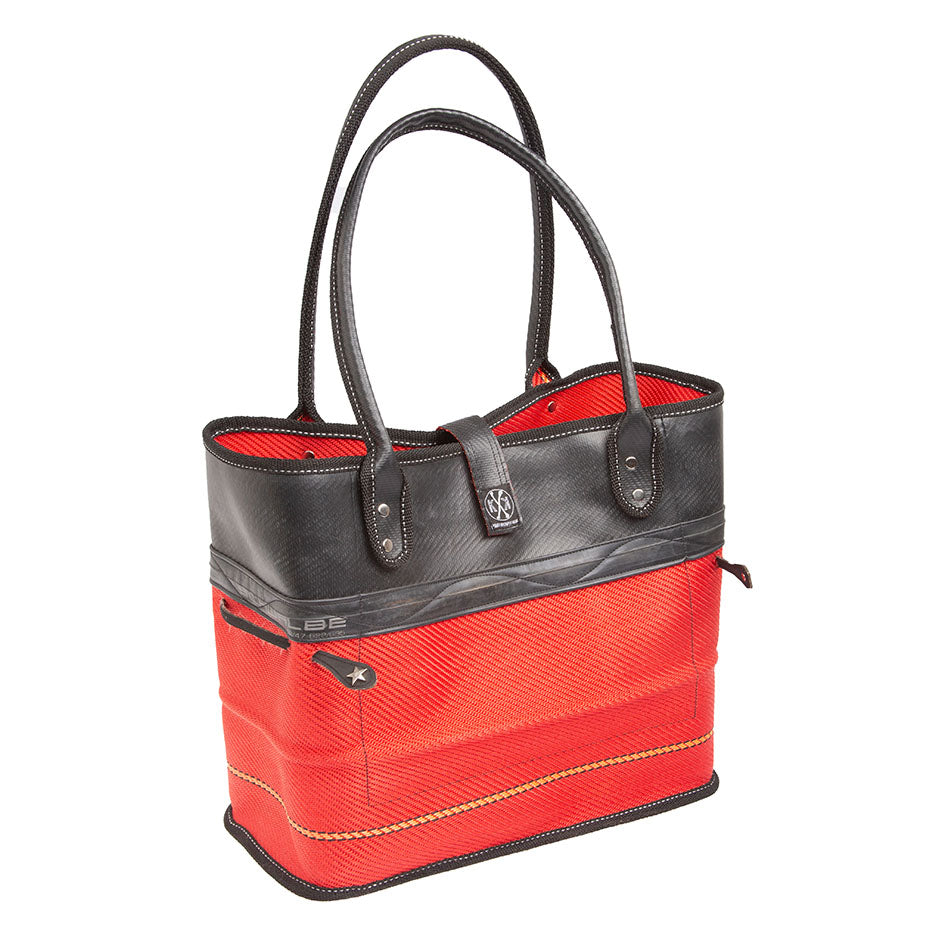 Die stylische Damenhandtasche “Edeltraut” vereint Punkrock-Charme mit eleganter Optik.