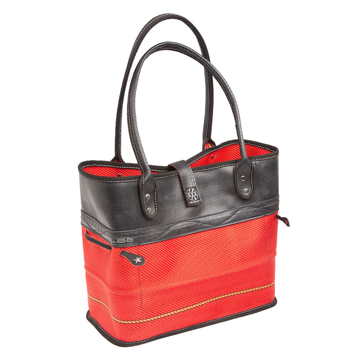 Die stylische Damenhandtasche “Edeltraut” vereint Punkrock-Charme mit eleganter Optik.