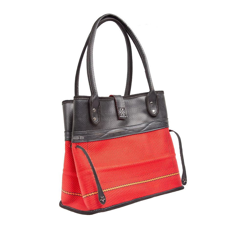 Upcycling-Shopper “Edeltraut” aus Feuerwehrschlauch – nachhaltige Handtasche mit viel Stauraum.
