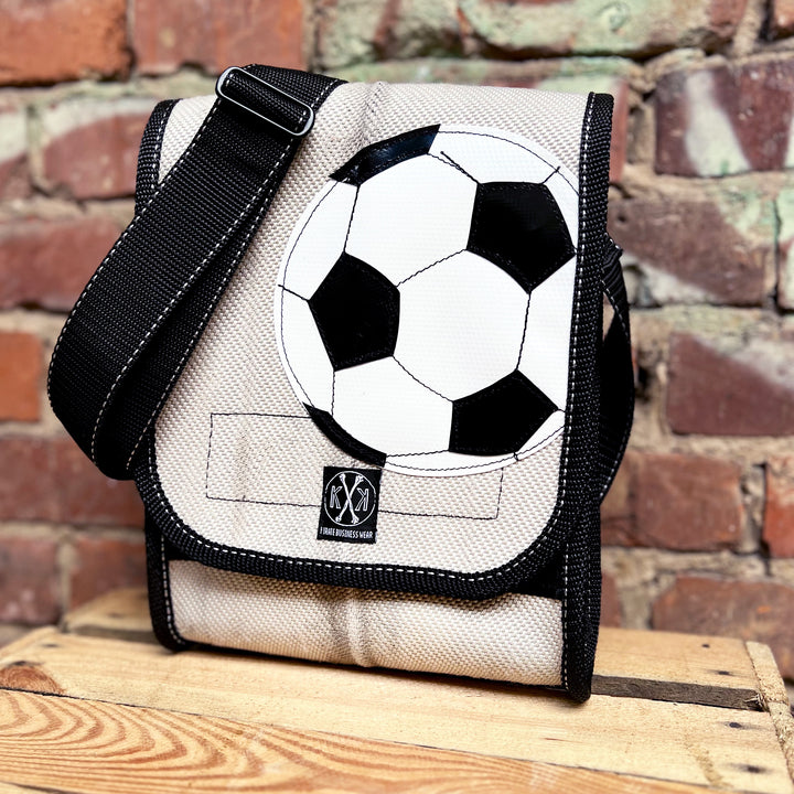 Upcycling-Handtasche “Hermann” aus Feuerwehrschlauch – nachhaltig & langlebig.mit Fußball Patch