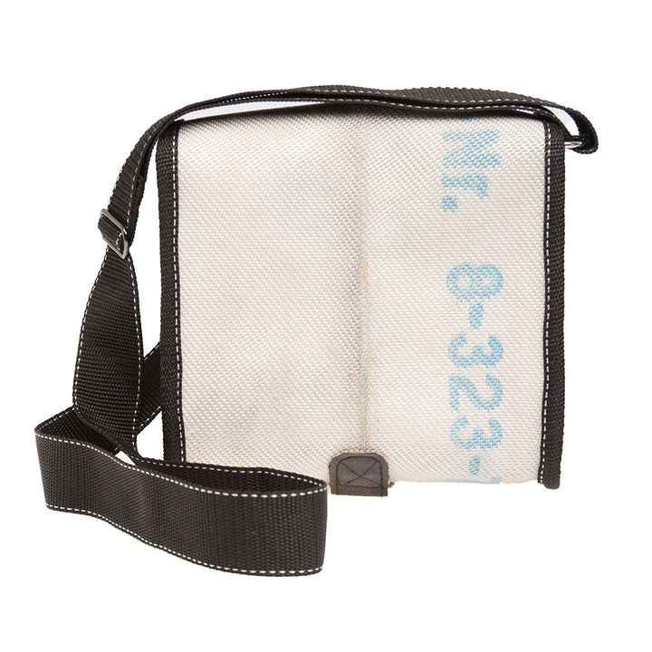 Feuerwehrschlauch-Handtasche “Thekla” – wasserabweisend und perfekt für den Alltag.
