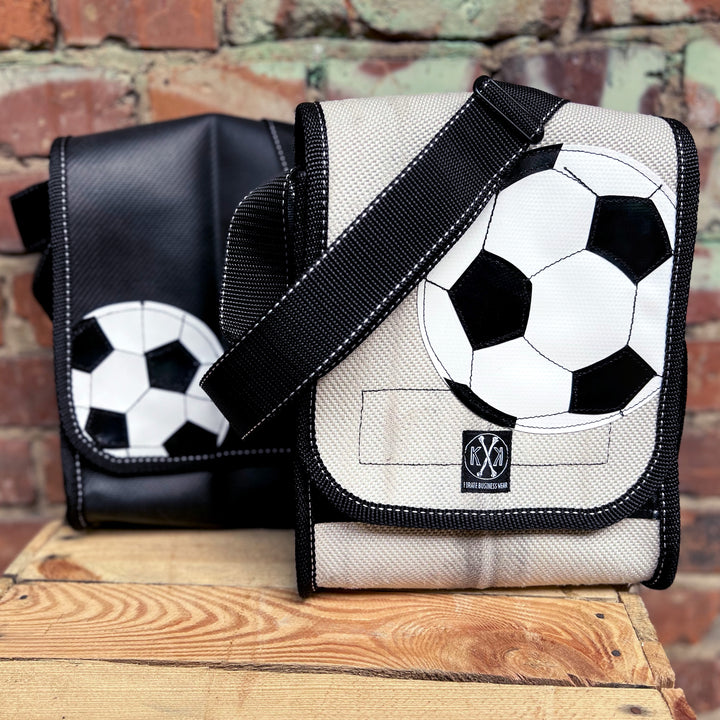 Upcycling-Handtasche “Hermann” aus Feuerwehrschlauch – nachhaltig & langlebig.mit Fußball Patch