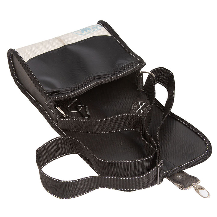 Feuerwehrschlauch-Tasche “Thekla” mit praktischem Mini-Karabiner für Schlüssel oder kleine Utensilien.