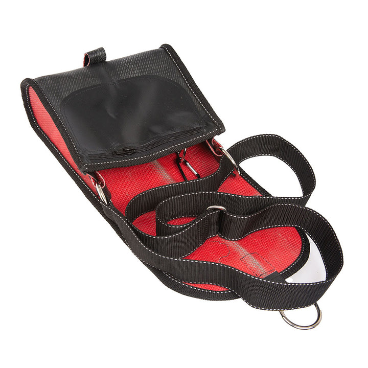 Feuerwehrschlauch-Tasche “Thekla” mit praktischem Mini-Karabiner für Schlüssel oder kleine Utensilien.