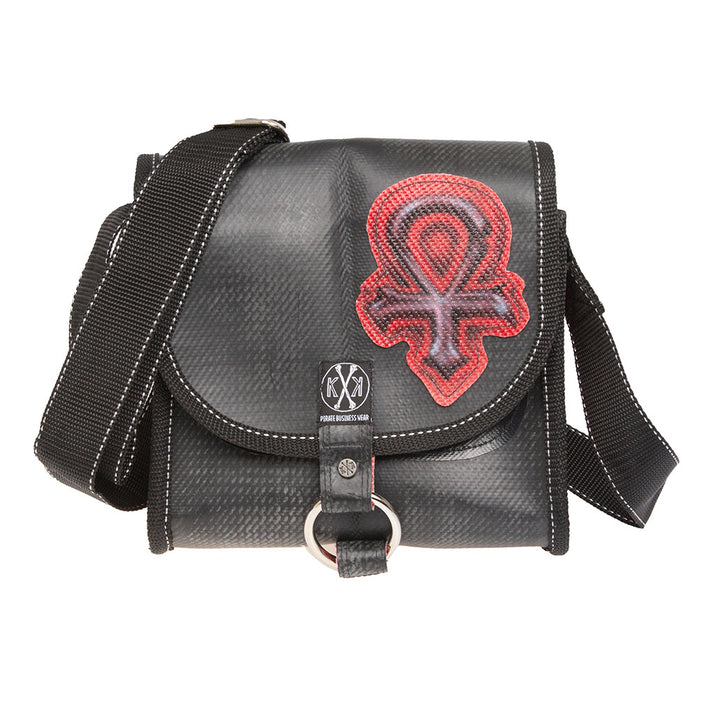 Nachhaltige Upcycling-Tasche “Thekla” mit großem Hauptfach und separatem Innenfach.