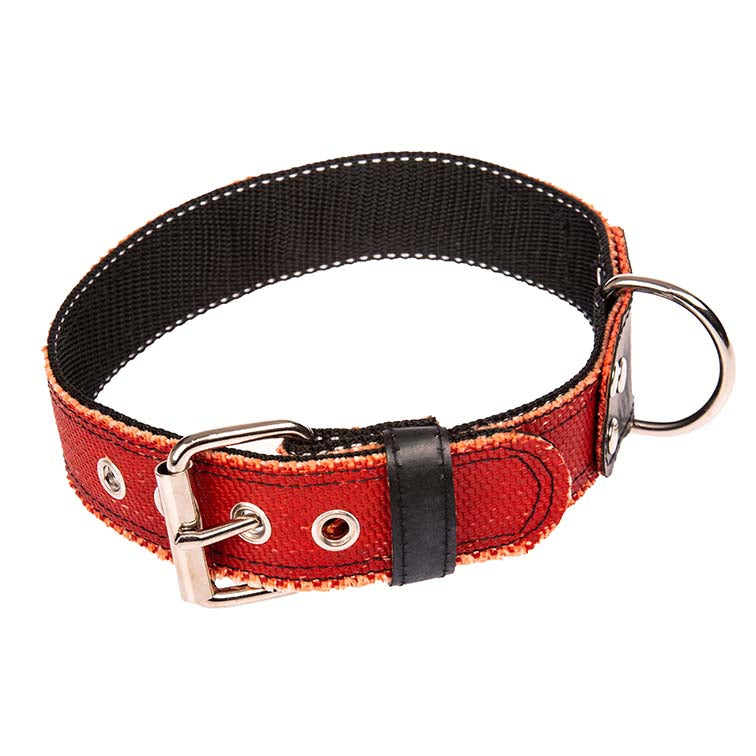 Rotes Halsband für Hunde aus Feuerwehrschlauch – langlebig und wasserfest.