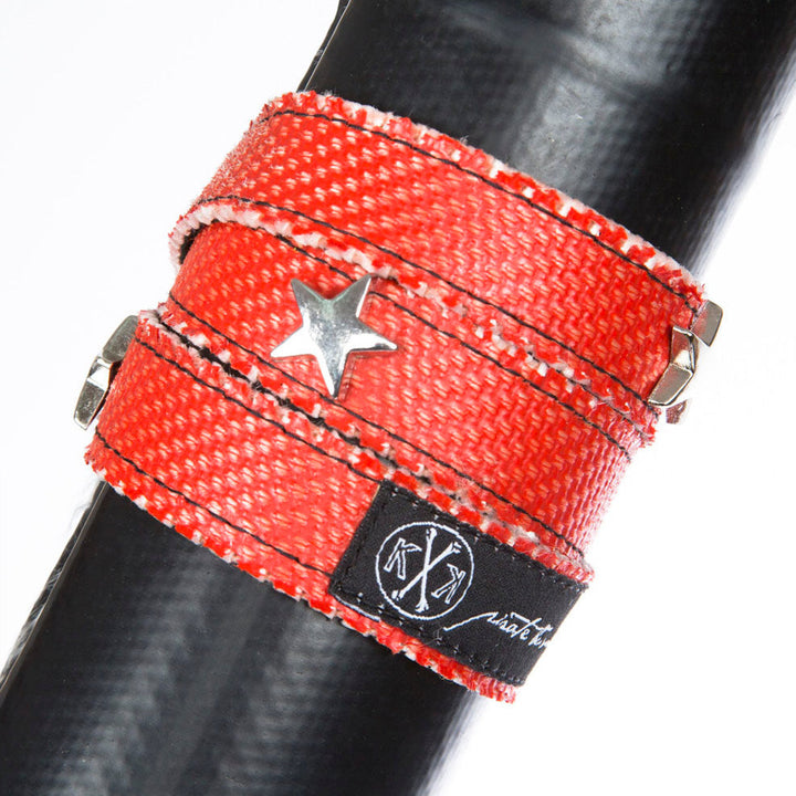 Veganer Schmuck: Feuerwehrschlauch-Armband „Wendeline“ mit Nieten.
