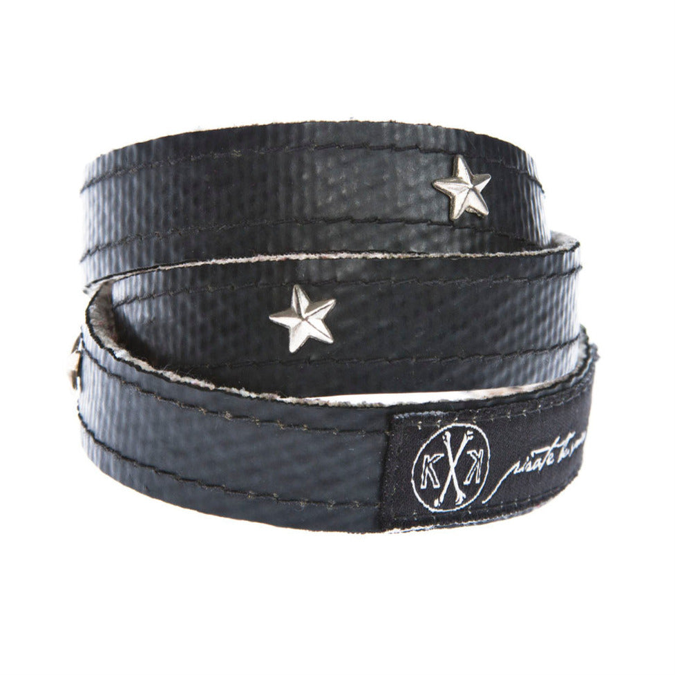Feuerwehrschlauch trifft Eleganz: Designerarmband mit Sternen mit besonderem Look.