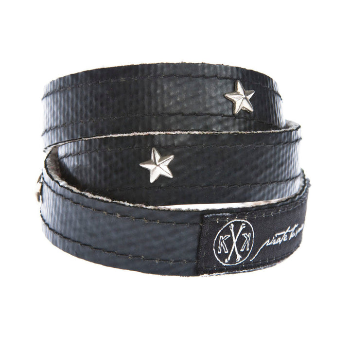 Feuerwehrschlauch trifft Eleganz: Designerarmband mit Sternen mit besonderem Look.