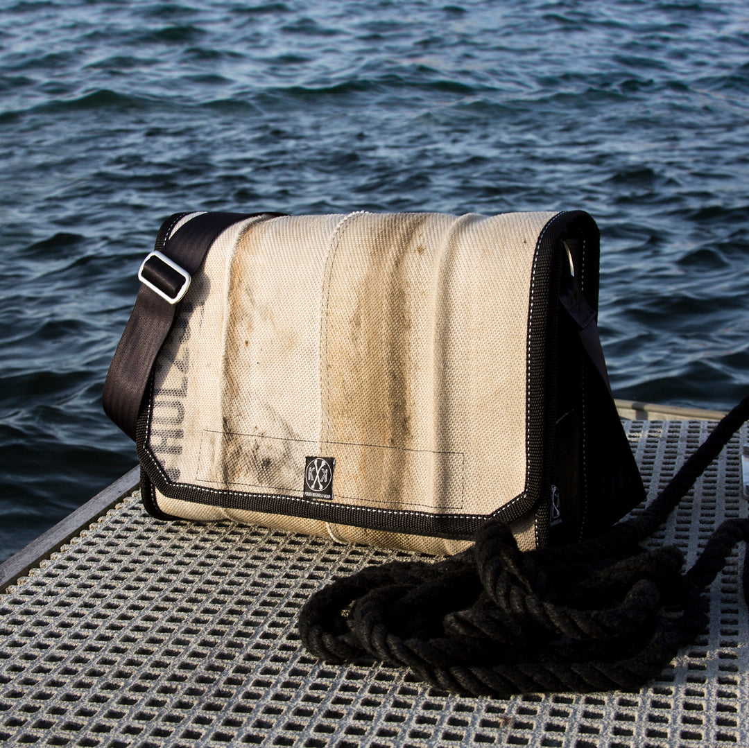 Upcycling trifft auf Funktionalität – stylische Aktentasche mit praktischen Features.