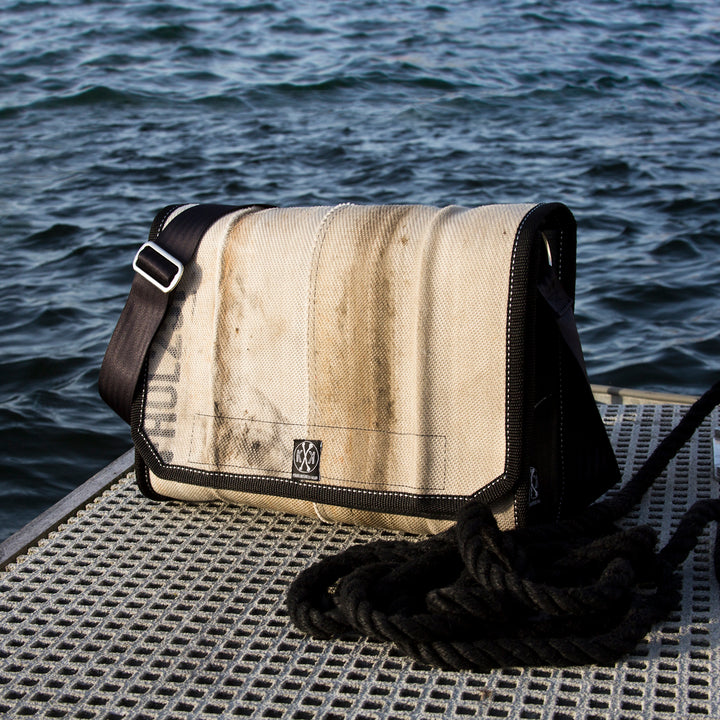 Upcycling trifft auf Funktionalität – stylische Aktentasche mit praktischen Features.