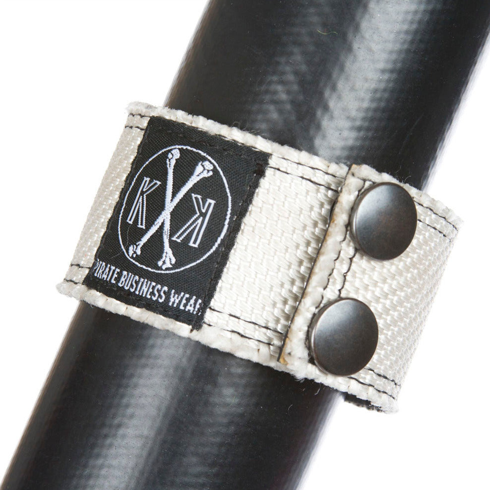 Stilvolles Armband „Armanda“ aus Feuerwehrschlauch – vereint Punkrock-Style mit nachhaltigem Design.