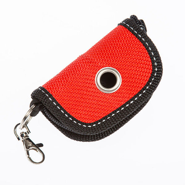 Robuster Kotbeutelspender aus recyceltem Feuerwehrschlauch mit Karabiner zur einfachen Befestigung.