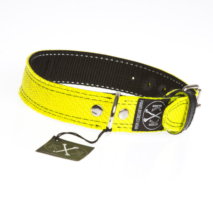 Handgefertigtes Feuerwehrschlauch-Halsband nach individuellen Maßen.