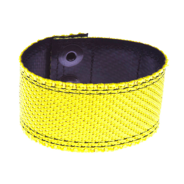 Handgefertigtes Armband  aus recyceltem Feuerwehrschlauch – jedes Stück ein Unikat.