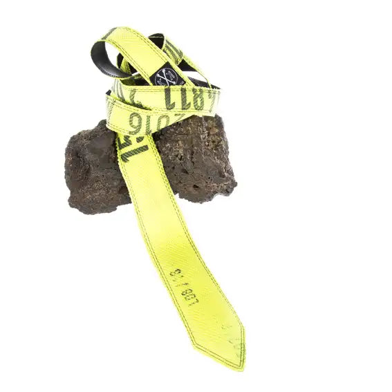 Feuerwehrschlauch-Krawatte “Johann” – mit Geschichte und echtem Charakter.