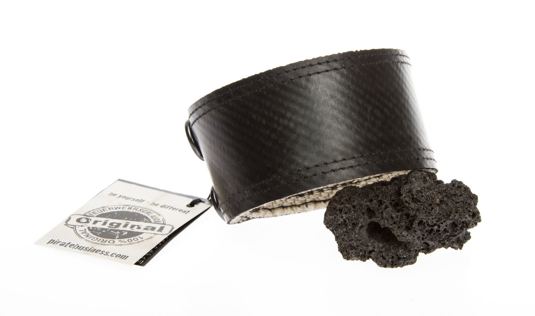 Veganes und nachhaltiges Punkrock-Armband aus Feuerwehrschlauch – ein Statement für Individualisten.