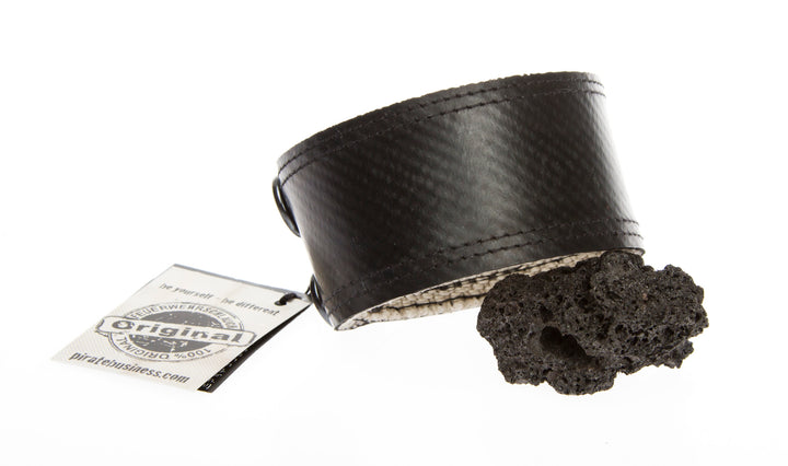 Veganes und nachhaltiges Punkrock-Armband aus Feuerwehrschlauch – ein Statement für Individualisten.