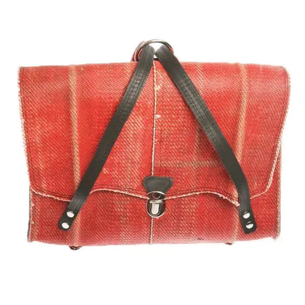 Robuste Feuerwehrschlauch-Tasche mit Schnappschnalle – perfekt für Rockabilly-Fans.