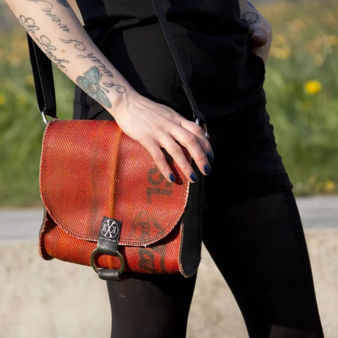 Umweltfreundliche Upcycling-Tasche “Thekla” – zu 100 % vegan und nachhaltig.