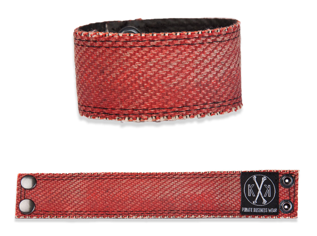 Upcycling-Mode trifft auf urbanen Style: Breites Feuerwehrschlauch-Armband mit Druckknopfverschluss.