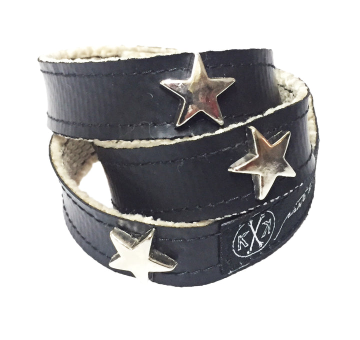 Dreifach gewickeltes Armband „Wendeline“ aus recyceltem Feuerwehrschlauch mit Nieten.