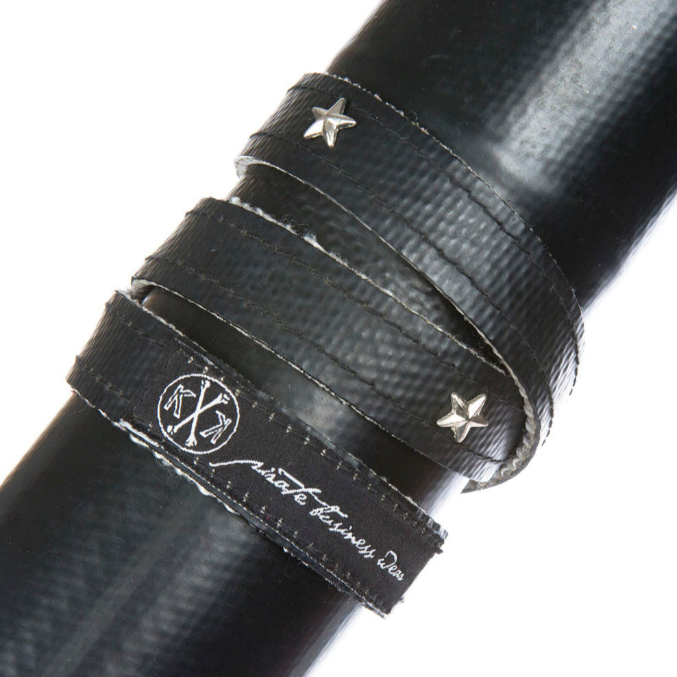 Punkrock trifft Eleganz: Feuerwehrschlauch-Armband mit Nieten und Druckknöpfen.
