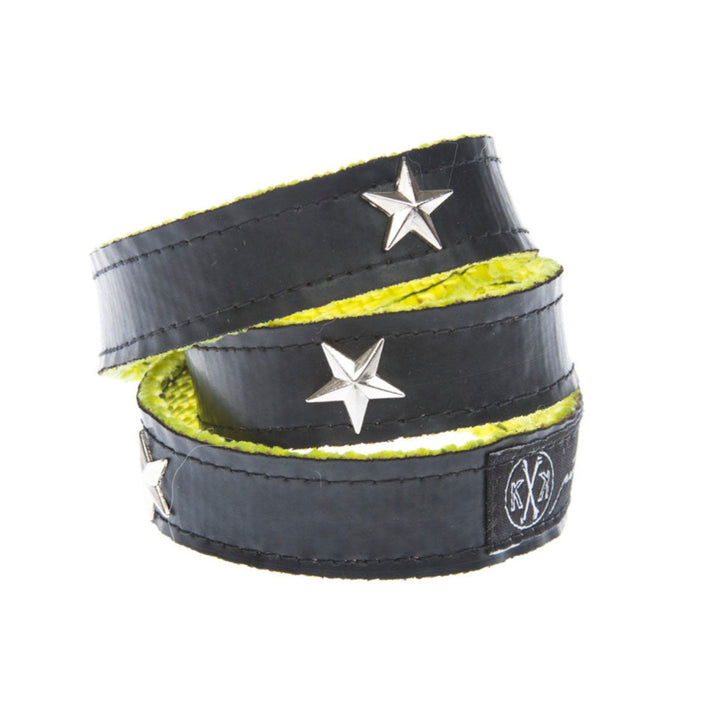Schwarzes Feuerwehrschlauch-Armband „Wendeline“ mit Nieten – cooler Statement-Look.