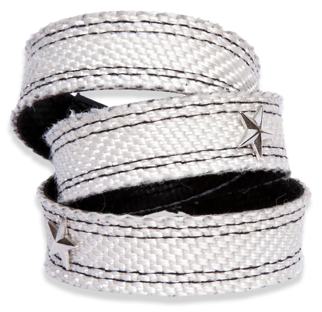 Wendeline: Robustes Feuerwehrschlauch-Armband mit dreifacher Wickeloptik.