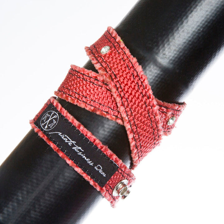 Veganer Schmuck: Feuerwehrschlauch-Armband „Wendeline“ mit Nieten.