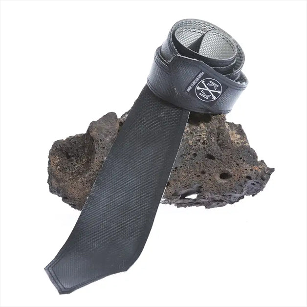 Weihnachtsgeschenk für den Feuerwehrmann. Schwarze Krawatte aus Feuerwehrschlauch