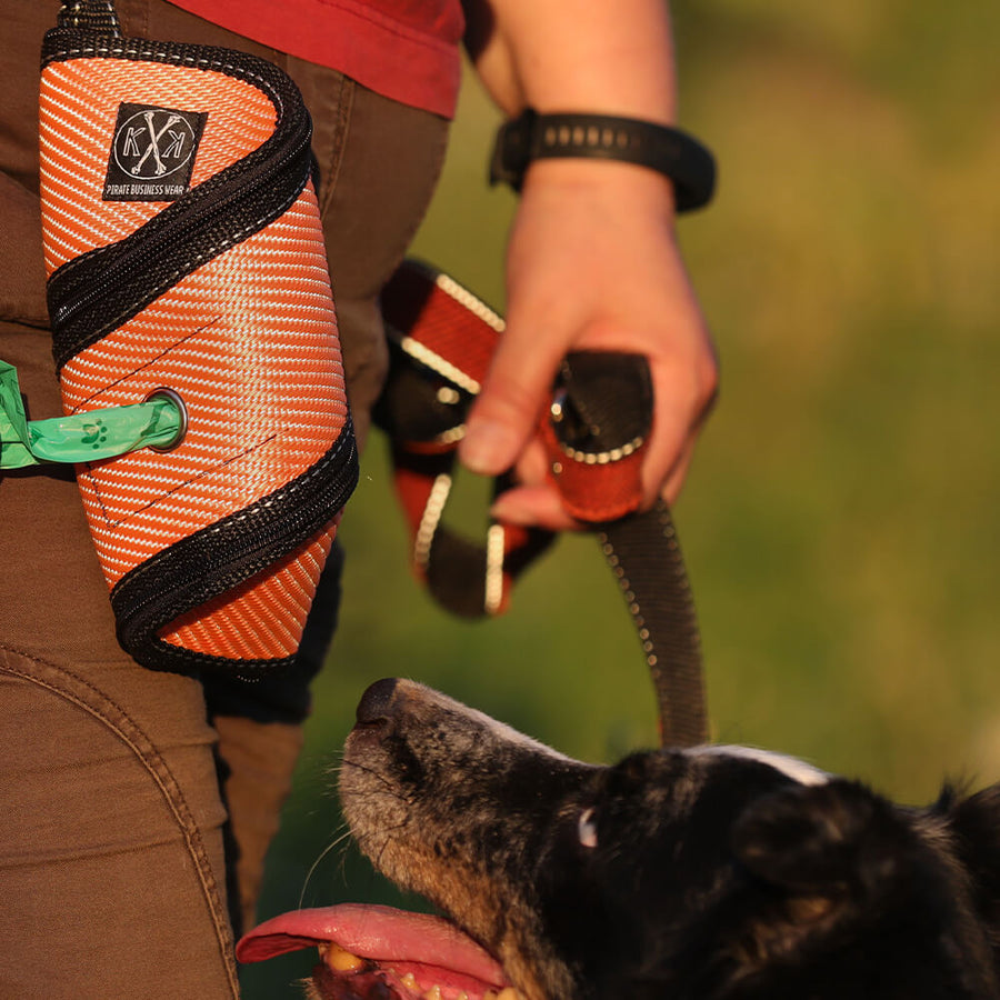 Praktischer Leckerliebeutel aus Feuerwehrschlauch mit zusätzlichem Fach für Kotbeutel